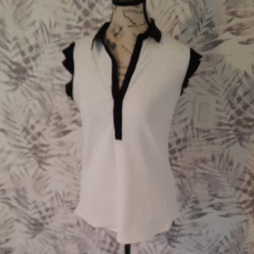 Women's Black and White Sleeveless Top